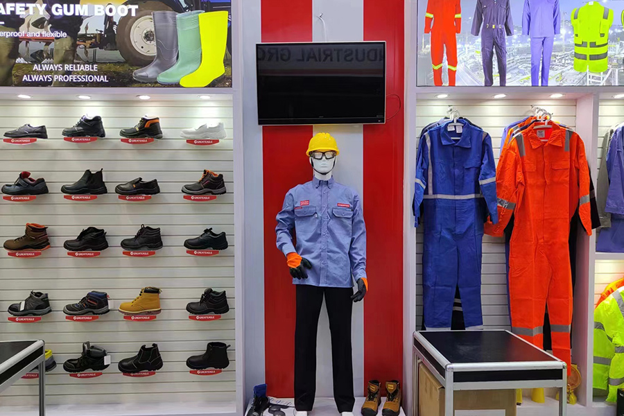 Jakie są najważniejsze zalety noszenia butów ochronnych z PVC w środowiskach przemysłowych?